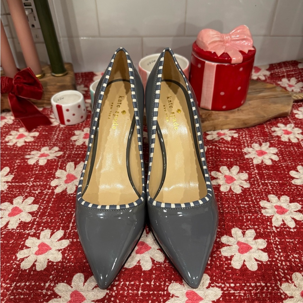 Kate Spade New York Size 5 Gray Cream Whipped Stitch Patent Leather Pumps